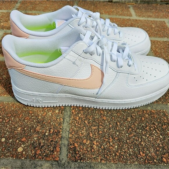 NEW NIKE AIR FORCE 1 LOW WHITE PEACHY PINK SIZE 11.5 WOMENS - Picture 4 of 10